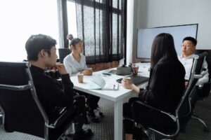CEO y director general revisan documentación de subvenciones para digitalización de pymes en oficina moderna